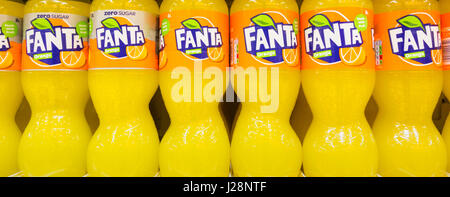 Fanta:bottiglie di zucchero libero Fanta su scaffale di supermercato. Regno Unito Foto Stock