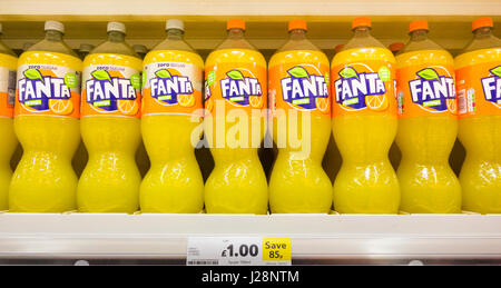 Fanta:bottiglie di zucchero libero Fanta su scaffale di supermercato. Regno Unito Foto Stock