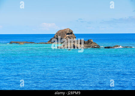 Oceano colorato vicino al Tropical Waya Lailai Island nelle isole Figi Foto Stock