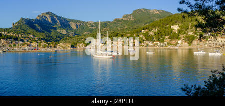 Vista panoramica delle barche ormeggiate nella baia di Port de Soller, Maiorca, Spagna, alla luce del sole della sera (21x9). Foto Stock