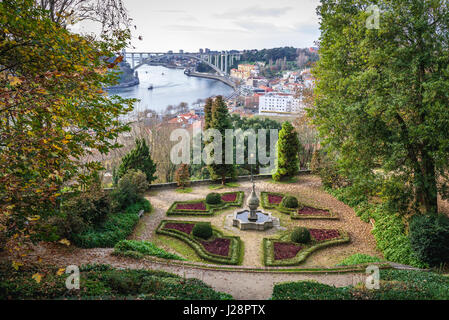 Crystal Palace Gardens (Jardins do Palacio de Cristal) in Massarelos parrocchia civile della città di Porto in Portogallo. Ponte di Arrabida sullo sfondo Foto Stock