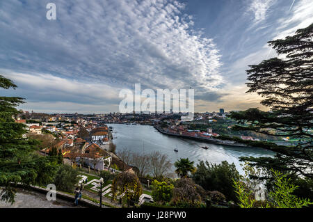 Vista aerea da Crystal Palace Gardens (Jardins do Palacio de Cristal) sul fiume Douro e delle città di Porto e di Vila Nova de Gaia (R) Foto Stock