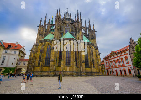 Praga, Repubblica Ceca - 13 August, 2015: la splendida cattedrale di San Vito come visto da dietro l'edificio, splendida facciata e decorazioni Foto Stock