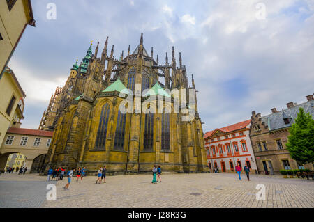 Praga, Repubblica Ceca - 13 August, 2015: la splendida cattedrale di San Vito come visto da dietro l'edificio, splendida facciata e decorazioni Foto Stock