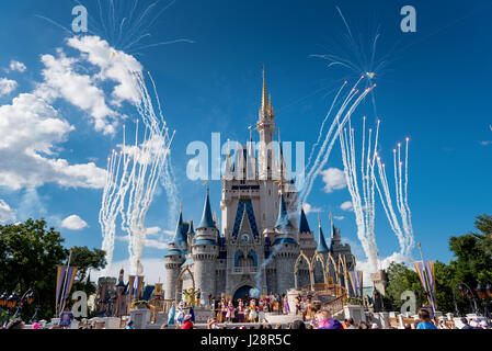 Mickey amici e suona con la folla a guardare i fuochi d'artificio. Foto Stock