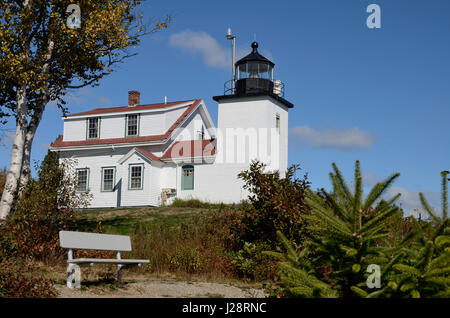 Fort Point Lighthouse sul fiume Penobscot vicino a Stockton molle, Maine.In primo piano ci sono una panchina. Cielo blu con nuvole 2. Foto Stock