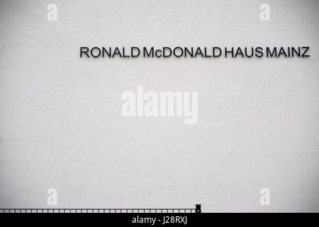 Mainz, Germania - 20 Aprile 2017: la facciata e il logo del Ronald Mc Donald casa di un bambini agevolazione per i bambini disabili il 20 aprile 2017 ho Foto Stock