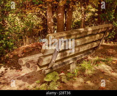 Fine Estate in Ontario Canada - una panchina nel parco su una collina che si affaccia su un orrido Foto Stock