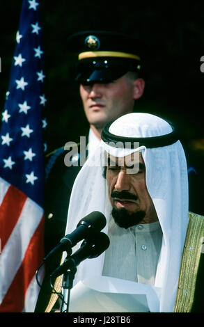 Il Amir del Kuwait Sheik Jabir Al-Sabah prende domande dai giornalisti a South Lawn carraio dopo il suo incontro con il Presidente George H.W. Bush durante la sua visita alla Casa Bianca di Washington DC. Settembre 28, 1990. Foto di Mark Reinstein Foto Stock