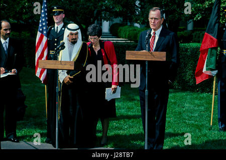 Il Amir del Kuwait Sheik Jabir Al-Sabah sorge accanto al Presidente George H.W. Bush come essi prendere domande da giornalisti a South Lawn carraio dopo il loro incontro in precedenza nell'Ufficio Ovale della Casa Bianca di Washington DC. Settembre 28, 1990. Foto di Mark Reinstein Foto Stock