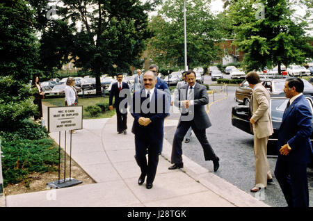 Re Hussein Bin Talal di Giordania arriva presso gli studi della NBC per il suo aspetto e la domenica mattina talk show 'Meet Stampa" Washington DC., 22 giugno 1980. Foto di Mark Reinstein Foto Stock