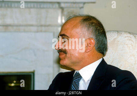 Re Hussein Bin Talal di Giordania si siede nell'Ufficio Ovale della Casa Bianca durante l opportunità di una foto con il Presidente Ronald Reagan di Washington, DC., 13 febbraio 1984. Foto di Mark Reinstein Foto Stock