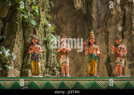 Divinità indù statue nelle Grotte Batu Tempio Tamil, Malaysia. Foto Stock