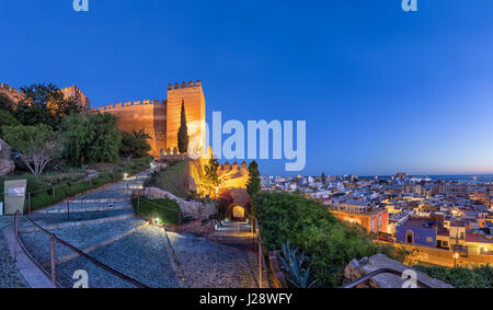 Vista panoramica sulla città e sulle pareti del Alcazaba fortezza in Almeria, Andalusia, Spagna Foto Stock