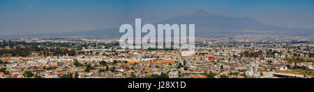 Mattina vista aerea cityscape di Cholula con la montagna la Malinche, Messico Foto Stock