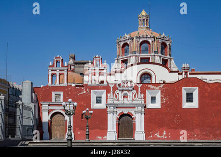 Vista esterna della chiesa di Santo Domingo a Puebla, Messico Foto Stock