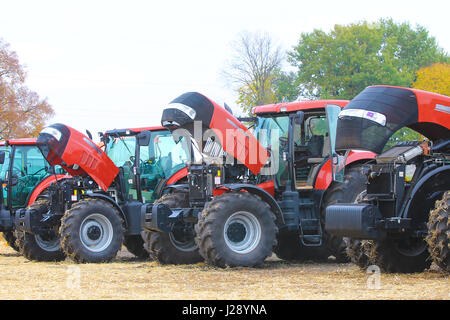 Macchine agricole. Trattore, in piedi in una riga Foto Stock