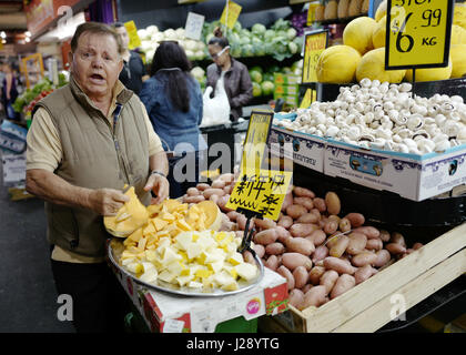 Un mercato in stallo venditore al mercato cinese in Adelaide, Australia. Foto Stock