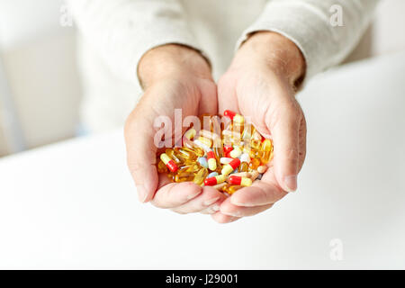 Close up uomo senior mani pillole Foto Stock