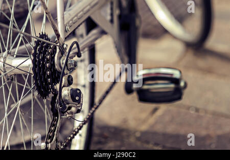 In bicicletta. Il fuoco selettivo sulla catena e trasmissione. Ingranaggio posteriore e la catena di bicicletta. Foto Stock