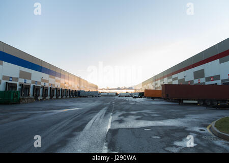 Cancelli di magazzino e il caricamento di autocarri Foto Stock