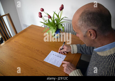 Voto postale per le elezioni comunali del 4 maggio, Norwich Regno Unito Aprile 2017. Signor Foto Stock