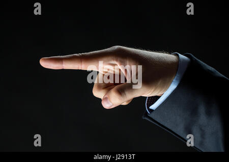 Stretta di mano del dito puntato a qualcosa di Foto Stock