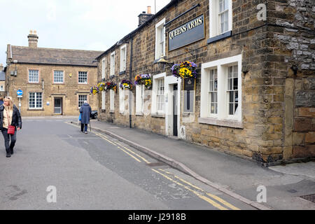 Bakewell, Derbyshire, Regno Unito. Aprile 24, 2017. La storica Queens Arms Pub con cesti di fiori in primavera a Bakewell nel Derbyshire, Regno Unito. Foto Stock