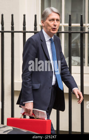 Il cancelliere Philip Hammond lascia 11 Downing Street a Londra, davanti al Primo Ministro di domande. Foto Stock