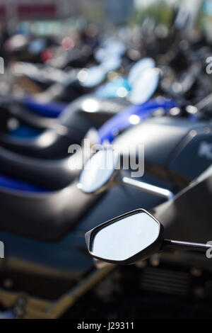 Dettaglio verticale fila di moto parcheggiate in strada il fuoco selettivo Foto Stock