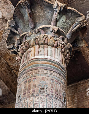 Colonne nell'antico tempio egizio di khnum a esna con dipinti sculture geroglifico che mostra il dio Bes Foto Stock