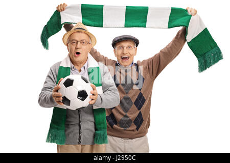 Emozionato anziani appassionati di calcio tifo isolati su sfondo bianco Foto Stock