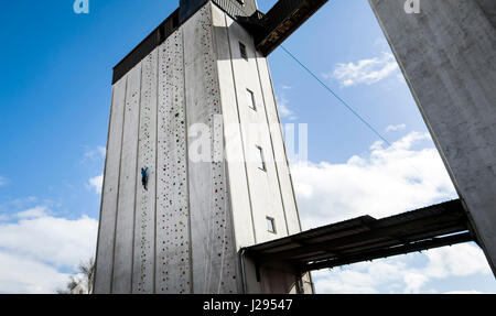 Nel Regno Unito i livelli più elevati di man-made outdoor parete di arrampicata in anticipo di apertura della ROKTFACE nello Yorkshire. Foto Stock