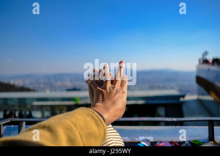 Due mani con bellissimi anelli di nozze su sky background.(il fuoco selettivo) Foto Stock