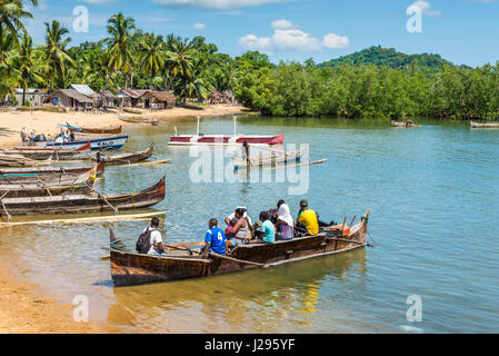 Ambatozavavy, Nosy Be, Madagascar - Dicembre 19, 2015: Tradizionale piroga di legno con outrigger in attesa per i passeggeri nella pesca Ambatozavavy vill Foto Stock