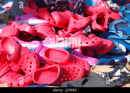 Rosso Scarpe estive su un mercato delle pulci in stallo Foto Stock