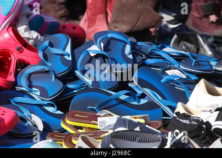 Blu Scarpe estive su un mercato delle pulci in stallo Foto Stock