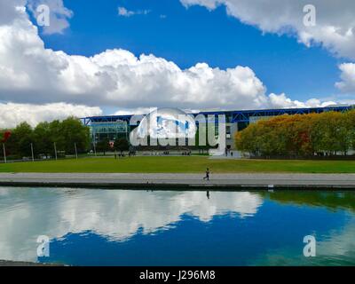 La géode della Cité des Sciences et de l'Industrie presso il Parc de la Villette, XIX Arr., riflette vibrante cielo blu e nuvole pesanti. Parigi, Francia. Foto Stock