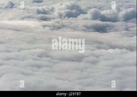 Grigio coperchio cloud in bilico su bassa valle visto dal di sopra con formazioni drammatico Foto Stock