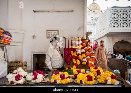 Gurudwara Bangla Sahib; è uno dei più eminenti Sikhgurdwara, sikh o casa di culto, a Delhi, India e noto per la sua associazione con la ei Foto Stock