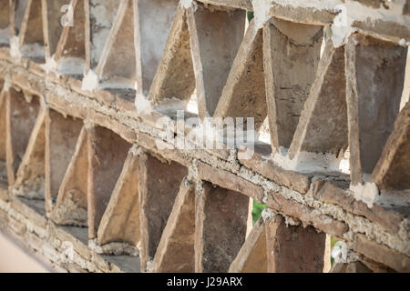 Vecchio balcone ringhiera realizzata in blocchi di argilla, stile greco i dettagli di architettura Foto Stock