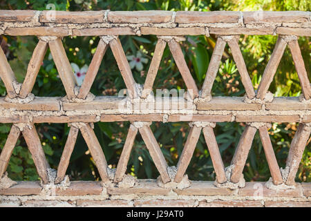 Vecchio balcone ringhiera realizzata in blocchi di argilla, stile greco i dettagli di architettura, vista frontale Foto Stock