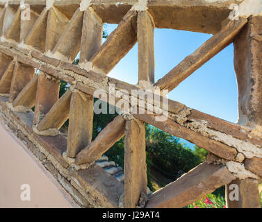 Vecchio balcone ringhiera realizzata in blocchi di argilla, stile greco i dettagli di architettura, primo piano Foto Stock