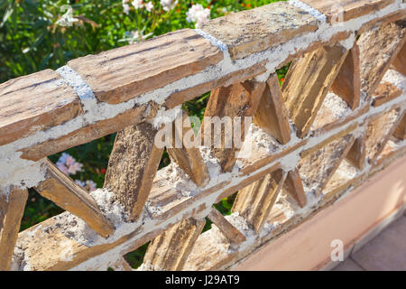 Vecchio balcone ringhiera realizzata in blocchi di argilla, stile greco i dettagli di architettura, close up Foto Stock