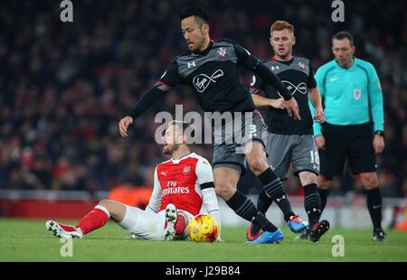 Gli arsenali Aaron Ramsey smorfie dopo di essere affrontati durante la Coppa EFL Quater-match finale tra l'Arsenal e Southampton all'Emirates Stadium di Londra. Novembre 30, 2016. Solo uso editoriale - la FA Premier League e Football League immagini sono soggette a licenza DataCo vedere www.football-dataco.com Foto Stock