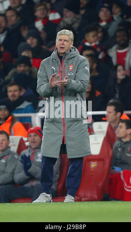 Arsenal Manager Arsene Wenger gesti ai suoi giocatori durante la Coppa EFL Quater-match finale tra l'Arsenal e Southampton all'Emirates Stadium di Londra. Novembre 30, 2016. Solo uso editoriale - la FA Premier League e Football League immagini sono soggette a licenza DataCo vedere www.football-dataco.com Foto Stock