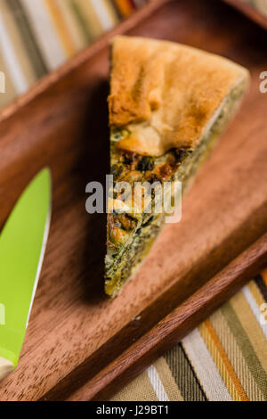 Appena cotto una paqualina tart, eccellente opzione per una sana e un pasto completo. Foto Stock