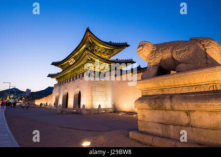 Vista notturna di Gwanghwamun gate a Gyeongbokgung Palace a Seul, in Corea del Sud. Foto Stock