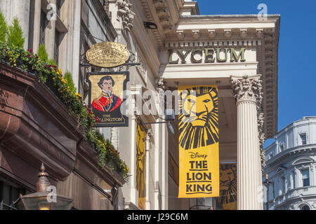 London, Westminster Lyceum Theatre e il Wellington public house visto dal filamento Foto Stock