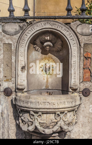 Città di Londra il marmo Vittoriano Sir James Duke fontanella presso il St Dunstan-in-the-West in Fleet Street Foto Stock